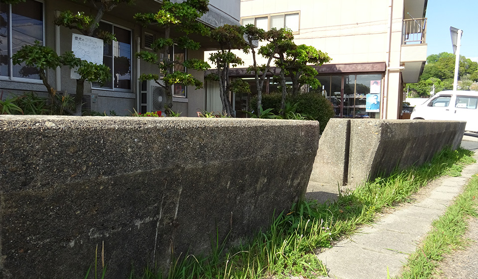 湾岸道路沿いの旧い防波堤